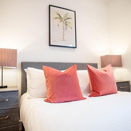 Two Bed Flat With Wrap Around Terrace Near Legoland, Windsor, Tube Station Apartamento Slough Exterior foto
