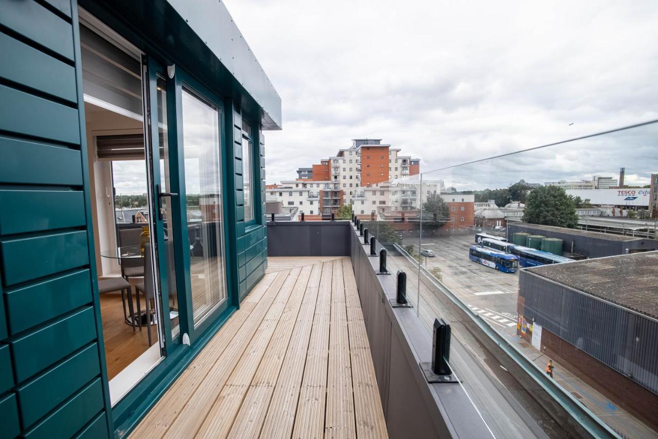 Two Bed Flat With Wrap Around Terrace Near Legoland, Windsor, Tube Station Apartamento Slough Exterior foto