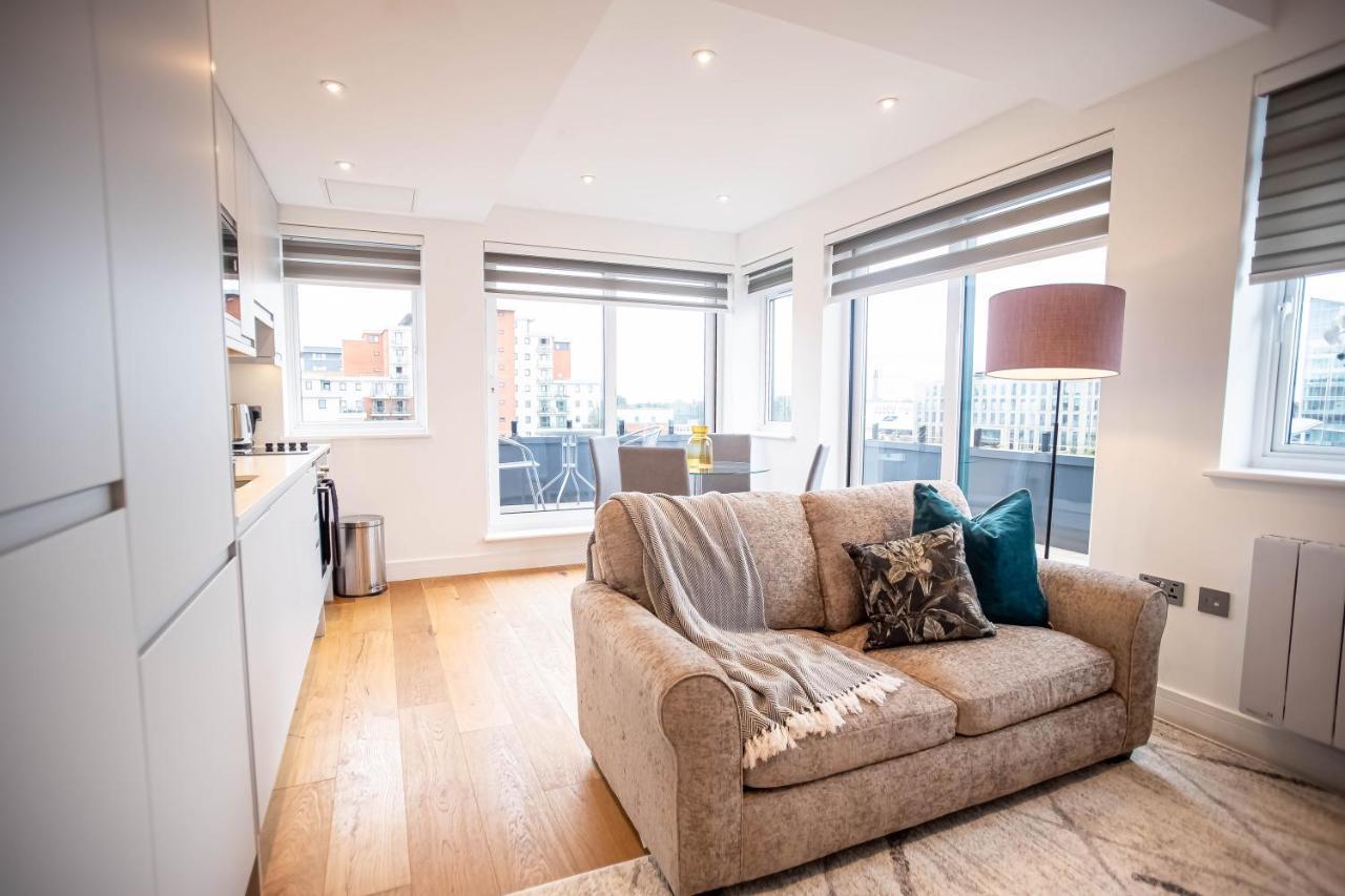 Two Bed Flat With Wrap Around Terrace Near Legoland, Windsor, Tube Station Apartamento Slough Exterior foto