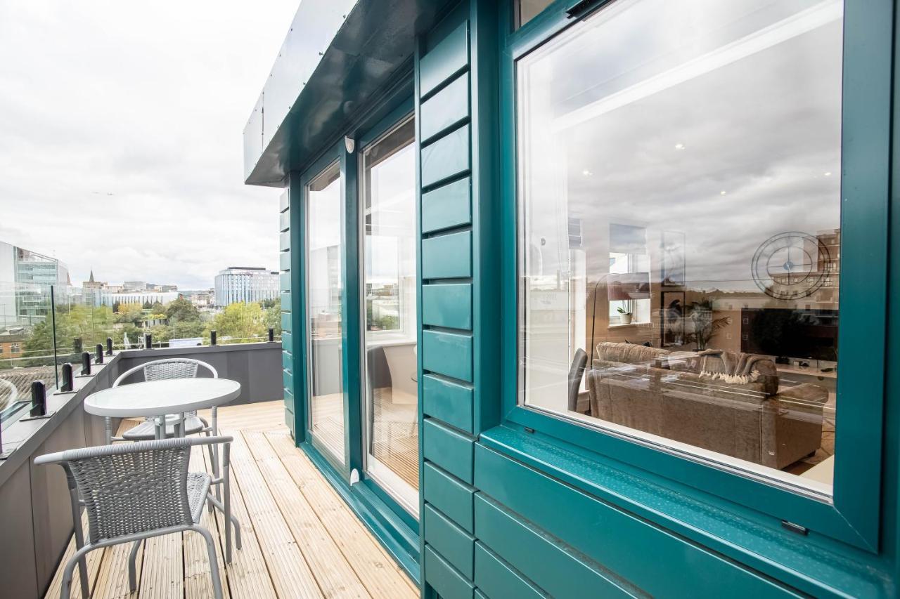 Two Bed Flat With Wrap Around Terrace Near Legoland, Windsor, Tube Station Apartamento Slough Exterior foto