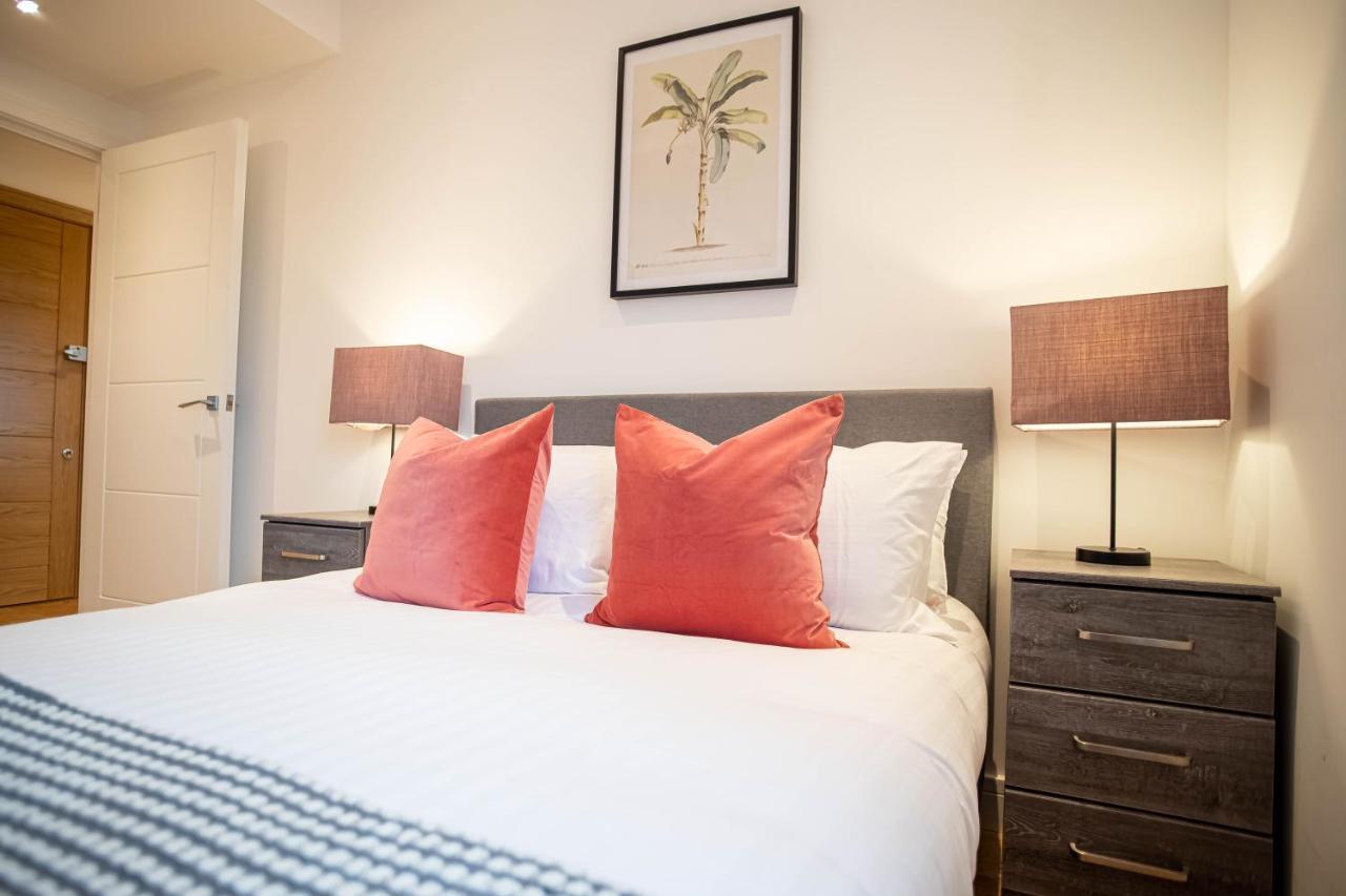 Two Bed Flat With Wrap Around Terrace Near Legoland, Windsor, Tube Station Apartamento Slough Exterior foto