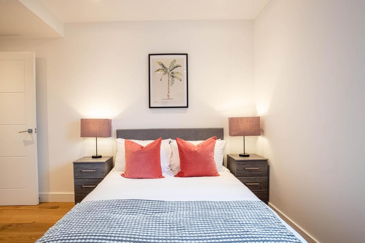 Two Bed Flat With Wrap Around Terrace Near Legoland, Windsor, Tube Station Apartamento Slough Exterior foto