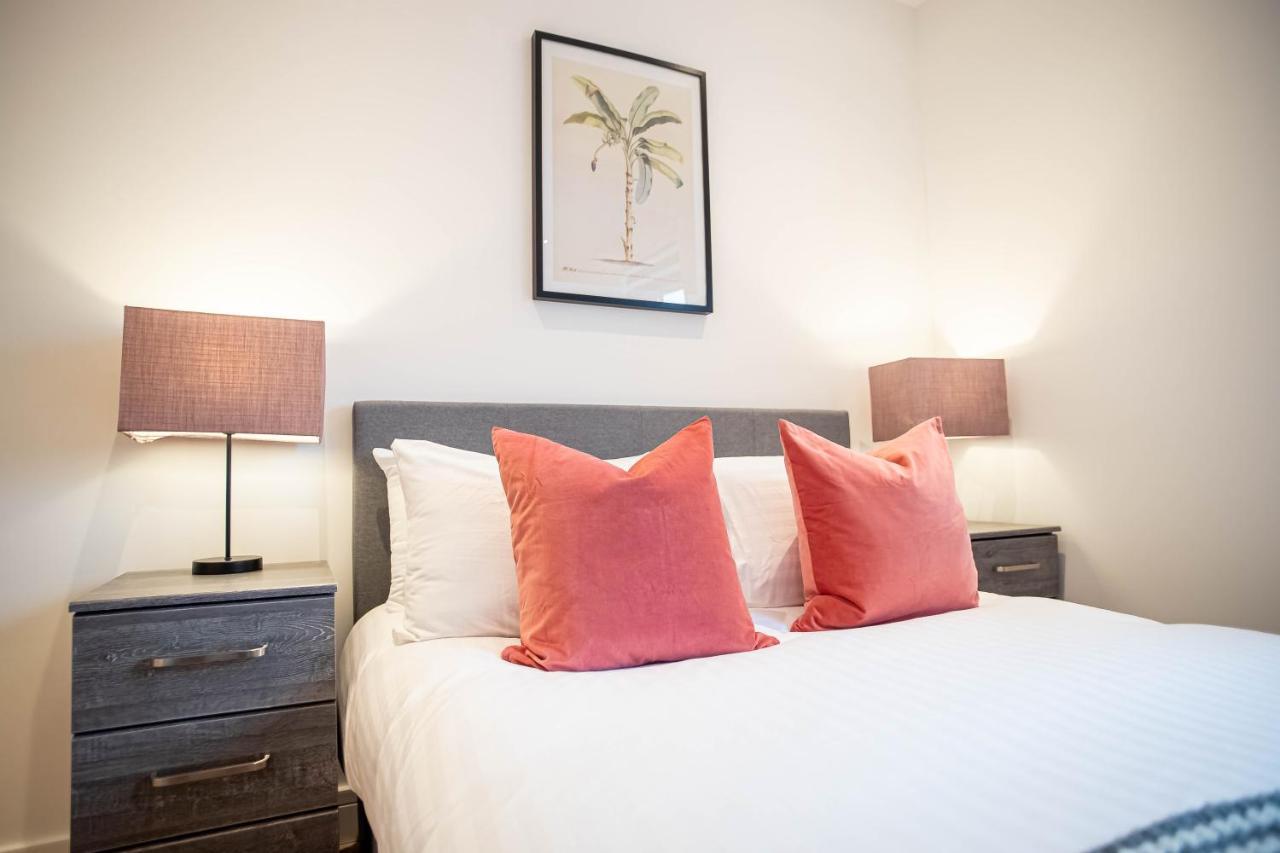 Two Bed Flat With Wrap Around Terrace Near Legoland, Windsor, Tube Station Apartamento Slough Exterior foto